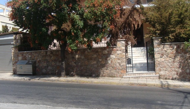 Villa apartment, with garden, pets allowed, subway and bus nearby, SuperMarkt. in Athens