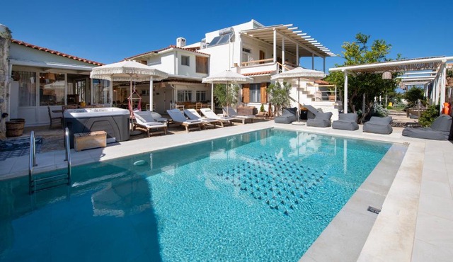 Villa Arancia Private Pool, 2 Jacuzzis & BBQ Area in Pigi
