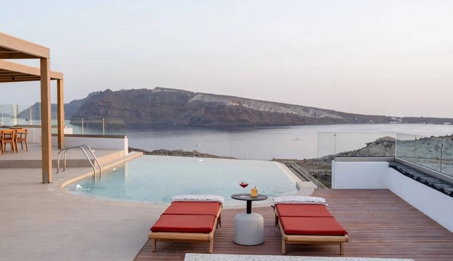 Villa Damaris, Divine Sunset & Sea Views, Private Pool, Furnished Terrace, Oia in Santorini