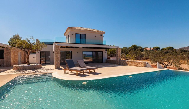 Villa Eos | Sunrise Retreat with Tennis, Pool & Jacuzzi in Ermionida