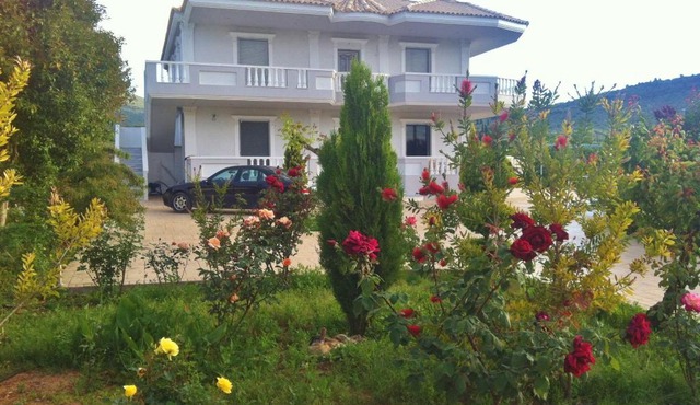 Villa Georgia With Pool in Athíkia