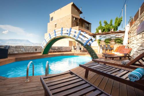 Villa Gogo offers privacy and pool in Pómbia
