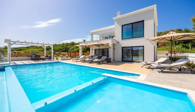 Villa Halcyon - Three Bedroom Villa, Sleeps 7 in St. Stefanos Bay