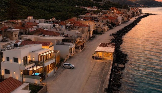 Villa Horizon.Three-bedroom seafront villa in Crete with unspoiled sea views in Kalives