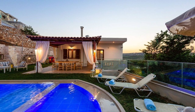 Villa in Crete with Private Pool & Beaches Nearby in Achlades