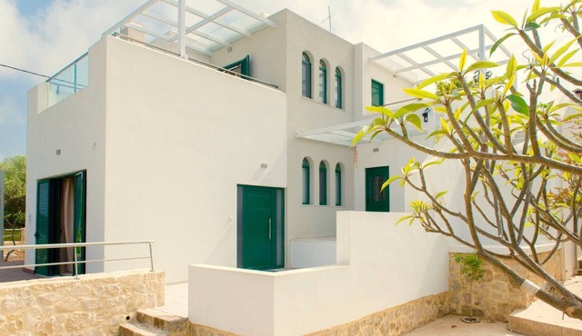Villa in Gerani with Pool and Sea Views in Gerani