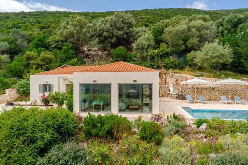 Villa Iremia, Piscine à Débordement & Vue Mer Panoramique in Chaliotata