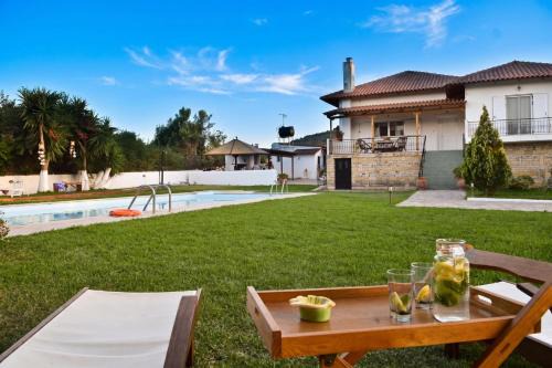 Villa John Dimeon Kato Achaia With Pool - Happy Rentals in Patra