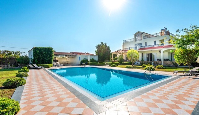 Villa Kalvos - Five Bedroom Villa, Sleeps 10 in Kolympia
