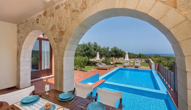 Villa Katerina,Ideally located, family Villa ,3br, 3 ensuite bathrs, salted pool in Spilia