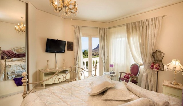 villa Kokalis resort 4 with private pool with a fantastic view in Γουβες
