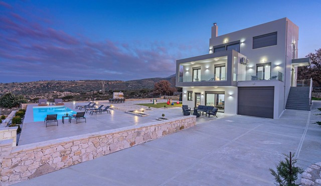 Villa MareMonte with private swimming pool , tennis , soccer , basketball courts in Ρεθυμνο