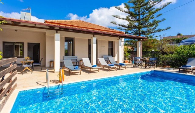 Villa Maro Large Private Pool, A/C, WiFi in Kefalas
