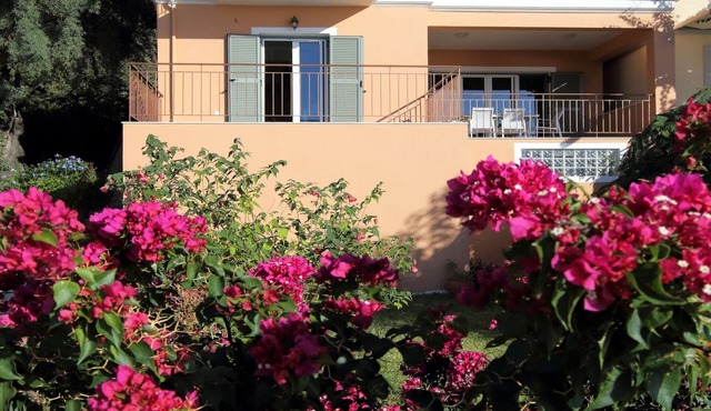 Villa Melia, luxurious villa with superb view of the islands, 400 m from the sea in Perigiali