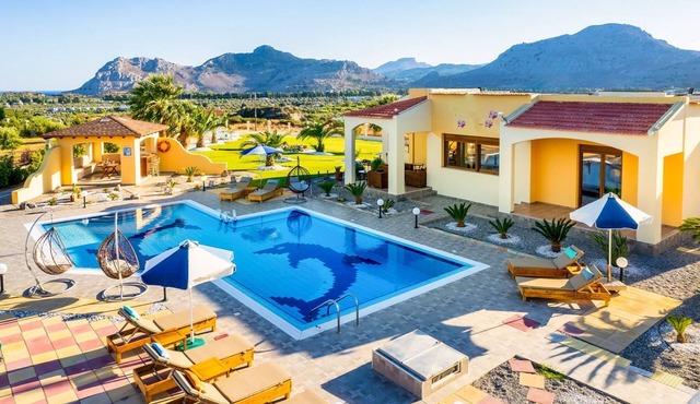 Villa Mikis - Six Bedroom Villa, Sleeps 13 in Kolympia