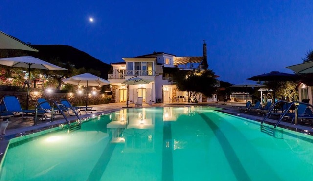 Villa Needa's - Eros Loft with Infinity Pool in Mikra Mantinia