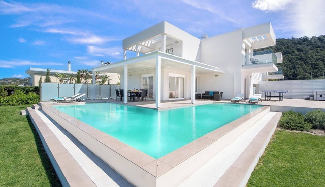 Villa Odysseas with Private Pool in Ιαλυσός