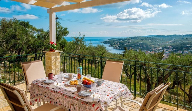 Villa Plagia, Brand New Villa! in Paxi