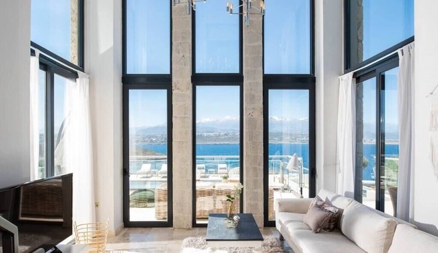 Villa Rey - Follow your luxury senses. Seafront in Chania