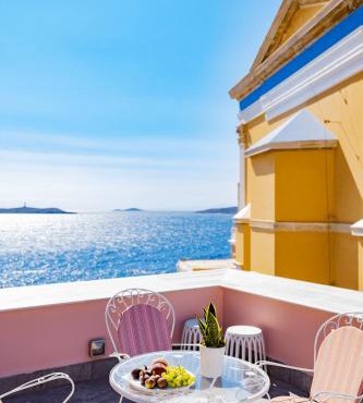 Villa Selena - 1830s Art-House Suites in Vaporia, 50m from Asteria Beach in Ermoupoli