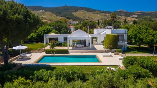 Villa Syndriani - 5 Bedroom Villa in Paradeísi