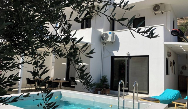 Villa "Tην αιώνια φωτιά" with a private pool and hot tub near the sea in Agia Fotia