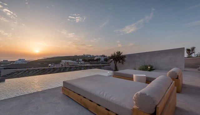 Villa Vasilias - 18 Guests - Villa with pool in Santorini in Thera