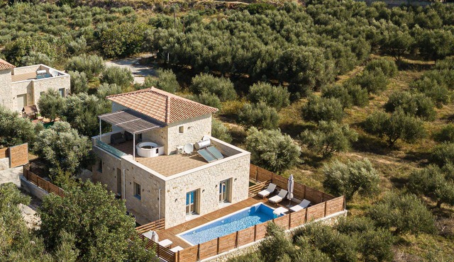 Villa Vera - 5 bedroom villa, 5 bathrooms, with heated pool and outdoor jacuzzi in Rethymno
