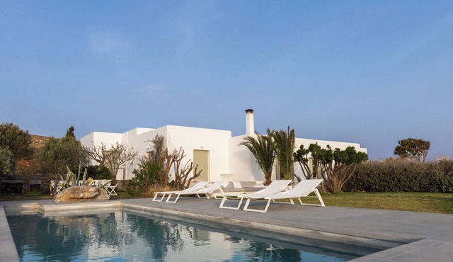 VILLA WITH FANTASTIC 5-BEDROOM VIEW WITH POOL AND YOGA SPACE in Kéa