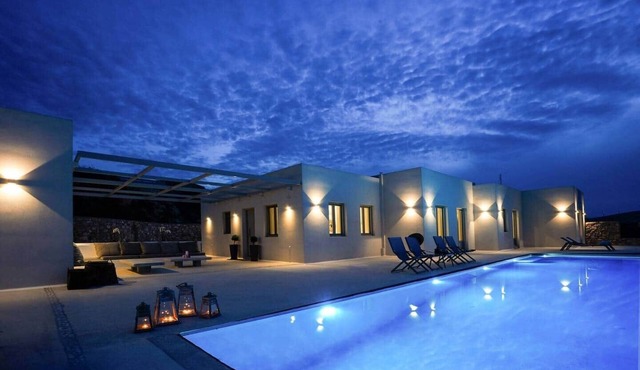 VIP Villa Pearl, Private pool, jacuzzi, sea view in Naousa