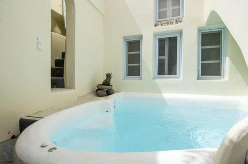 w Villa Cycladicas - Emporeio - A Wonderful 2 Bedroom Villa - Outdoor Pool and Jacuzzi in Emporio Santorini