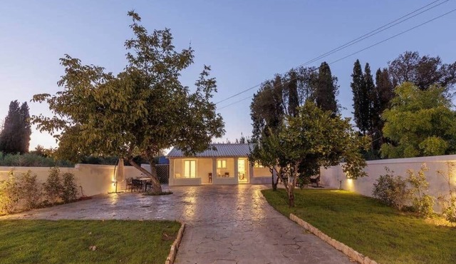 Walnut House- Private garden in Kanali