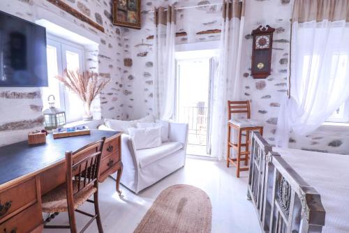 Whereabout Travels - Rustic house in Ano Syros in Ano Syros