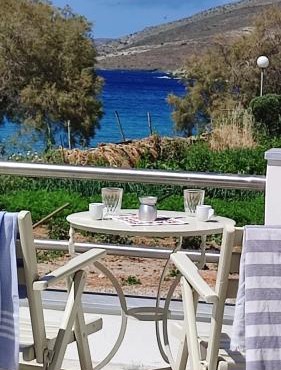 White Lotus seaside studio in Kini