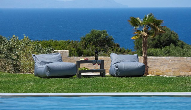 White Stone Elegance with Pool, Jacuzzi & Golden Sunsets in Chania