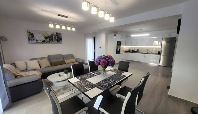 ​Whole Floor 6-Guest Apt· 180m Metro & Acropolis in Athens