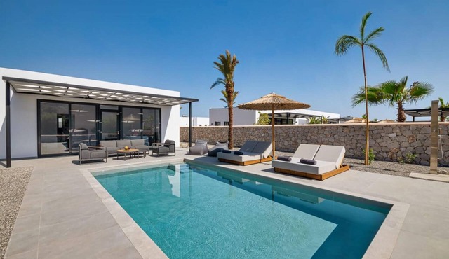 Zen Club 9 - Two Bedroom Villa, Sleeps 4 in Kolympia