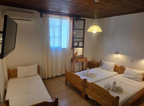 Zeus room 3 beds in Panagia