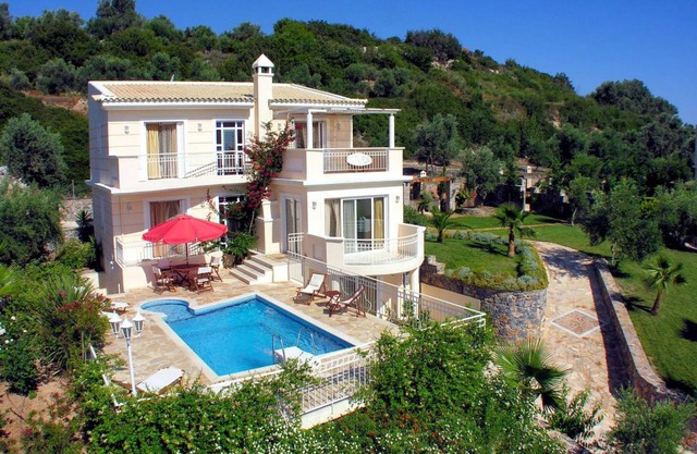 155 m² Villa ∙ 4 bedrooms ∙ 9 guests in Agia Triada