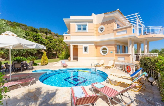 255 m² Villa ∙ 5 bedrooms ∙ 12 guests in Agia Triada
