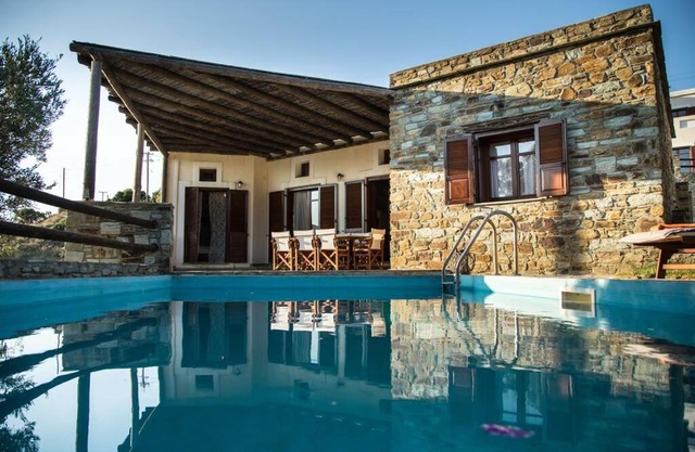 2AG252-House with a pool in Andros in Koumárion