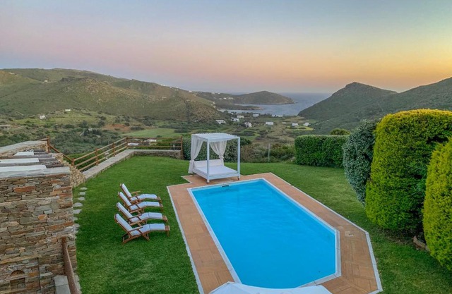 Andros: Luxurious Villa With Private Swimming Pool in Makrotándalon