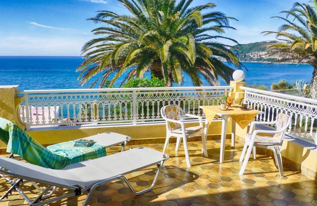 Flora Beach Studio 5 - mit wunderschönen Meerblick nur 50m vom schönen Sandstrand entfernt in Agios Georgios Pagon