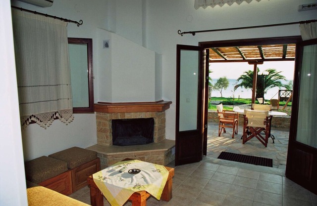 Quiet Beachside Spacious Bungalows + Amazing Seaview + Pool in Lefokastro