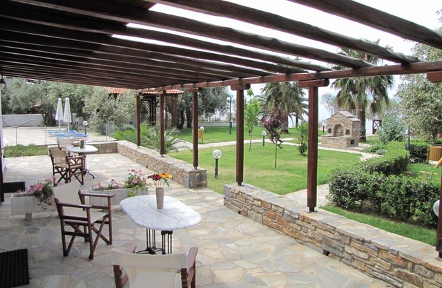 Quiet Beachside Spacious Bungalows + Amazing Seaview + Pool in Lefokastro