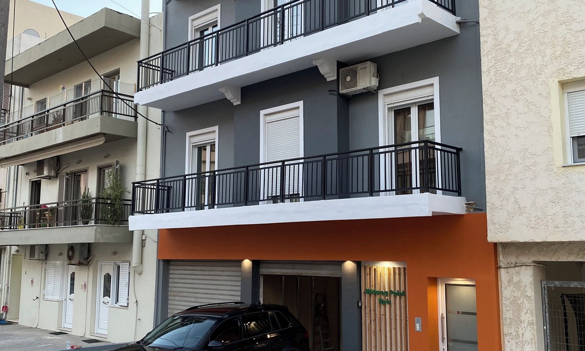 Nea Alikarnassos House | Midway Point Apts