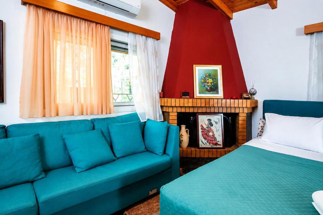 Malevizi Apartment | Palaiokastro Hillside Home 900m from the Beach