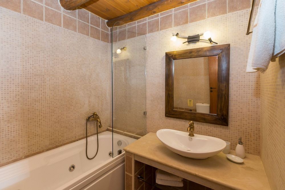Photo of Bathroom in Argyroupoli