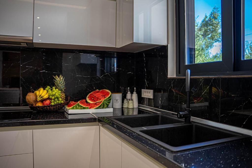 Photo of Kitchen in Neromilos
