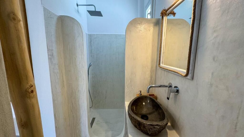 Photo of Bathroom in Kini